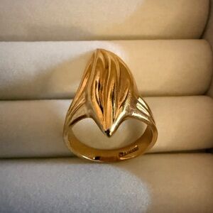 Vintage gold tone ring stamped Taiwan